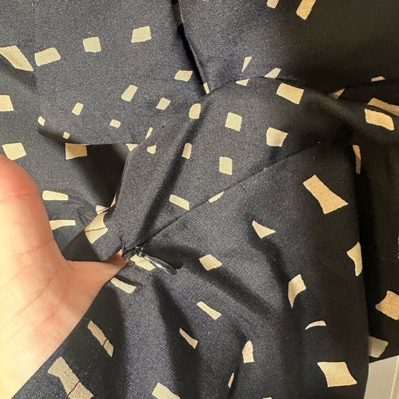 Trina Turk 100% Silk Sleeveless Top Black and Tan with Side‎ Zip Key Hole Button - Picture 3 of 6